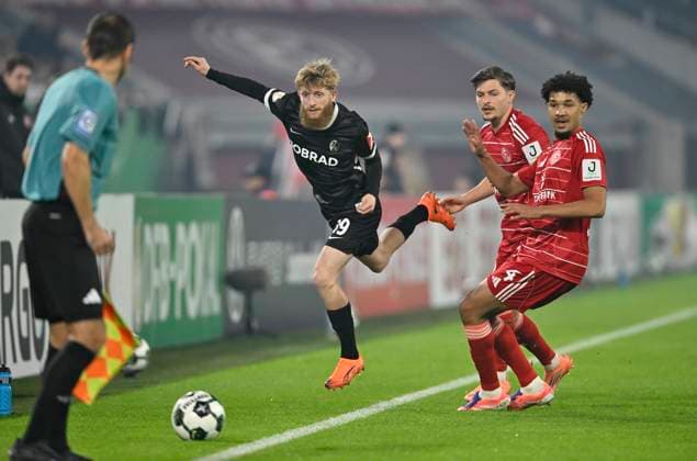 v l Jan Niklas Beste SC Freiburg , Florent Muslija Fortuna Düsseldorf , Kenneth Schmidt Fortuna Düsseldorf action, duel, football, DFB Pokal, 2 Hauptrunde, Fortuna Duesseldorf SC Freiburg, am 29 10 2025 in Duesseldorf Germany DFB regulations prohibit any use of photographs as image sequences and or quasi video Â
