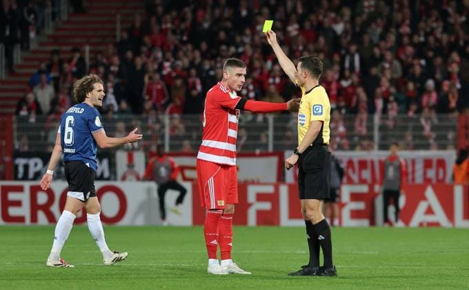 Referee Harm Osmers shows yellow card for Andrej Ilic Sport Football Soccer DFB Pokal 2 Runde Herren Saison 2025 2026 29 10 2025 1 FC Union Berlin FCU vs DSC Arminia Bielefeld DFL regulations prohibit any use of photographs as image sequences and or quasi video