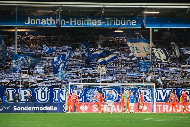 29 10 2025, xhettx, Fußball DFB Pokal 2 Runde, SV Darmstadt 98 FC Schalke 04 v l Schal Meer auf der Heimtribüne DFL DFB REGULATIONS PROHIBIT ANY USE OF PHOTOGRAPHS as IMAGE SEQUENCES and or QUASI VIDEO Darmstadt