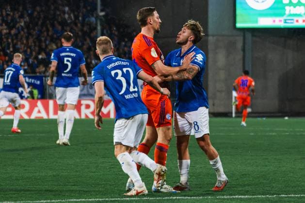 29 10 2025, xhettx, Fußball DFB Pokal 2 Runde, SV Darmstadt 98 FC Schalke 04 v l Slight fisticuffs between Janik Bachmann FC Schalke 04, 14 and Luca Marseiler SV Darmstadt 98, 8 DFL DFB REGULATIONS PROHIBIT ANY USE OF PHOTOGRAPHS as IMAGE SEQUENCES and or QUASI VIDEO Darmstadt