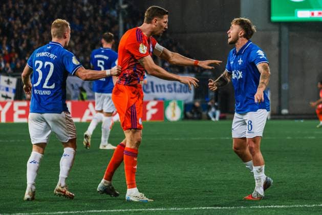 29 10 2025, xhettx, Fußball DFB Pokal 2 Runde, SV Darmstadt 98 FC Schalke 04 v l Slight fisticuffs between Janik Bachmann FC Schalke 04, 14 and Luca Marseiler SV Darmstadt 98, 8 , Fabian Holland SV Darmstadt 98, 32 pulls the Schalke player away DFL DFB REGULATIONS PROHIBIT ANY USE OF PHOTOGRAPHS as IMAGE SEQUENCES and or QUASI VIDEO Darmstadt