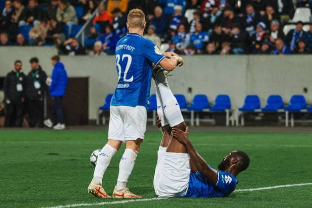 29 10 2025, xhettx, Fußball DFB Pokal 2 Runde, SV Darmstadt 98 FC Schalke 04 v l krämpfe bei Luca Marseiler SV Darmstadt 98, 8 DFL DFB REGULATIONS PROHIBIT ANY USE OF PHOTOGRAPHS as IMAGE SEQUENCES and or QUASI VIDEO Darmstadt
