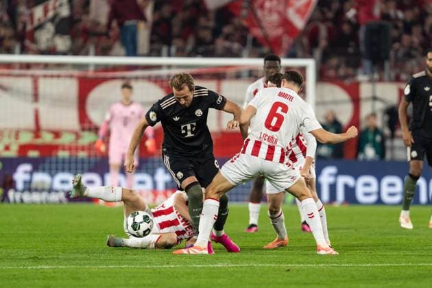 GER, DFB Pokal 2 Runde, 1 FC Köln vs FC Bayern München Muenchen 29 10 2025, RheinEnergieSTADION, Köln, GER, DFB Pokal 2 Runde, 1 FC Köln vs FC Bayern München Muenchen im Bild Zweikampf zwischen Harry Kane FC Bayern München Muenchen, 9 Eric Martel 1 FC Köln Koeln, 6 Kristoffer Lund 1 FC Köln Koeln, 32 nordphotoxGmbHxx xChristianxSchulze nph000300