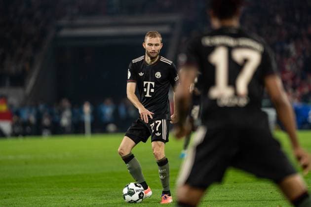 GER, DFB Pokal 2 Runde, 1 FC Köln vs FC Bayern München Muenchen 29 10 2025, RheinEnergieSTADION, Köln, GER, DFB Pokal 2 Runde, 1 FC Köln vs FC Bayern München Muenchen im Bild Konrad Laimer FC Bayern München Muenchen, 27 Einzelaktion Ganzkörper Ganzkoerper Ball am Fuß nordphotoxGmbHxx xChristianxSchulze nph000300