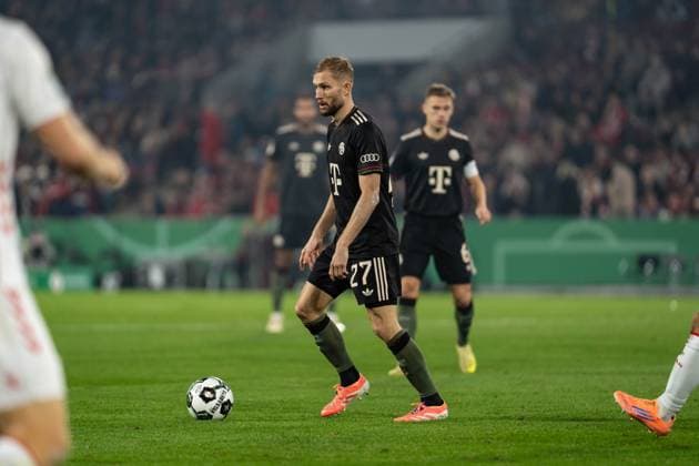 GER, DFB Pokal 2 Runde, 1 FC Köln vs FC Bayern München Muenchen 29 10 2025, RheinEnergieSTADION, Köln, GER, DFB Pokal 2 Runde, 1 FC Köln vs FC Bayern München Muenchen im Bild Konrad Laimer FC Bayern München Muenchen, 27 Einzelaktion Ganzkörper Ganzkoerper Ball am Fuß nordphotoxGmbHxx xChristianxSchulze nph000300