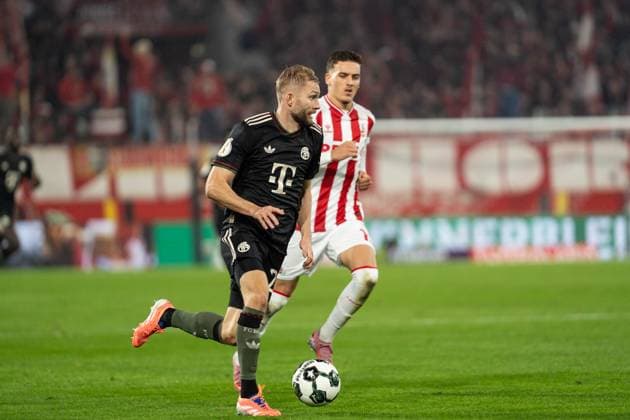 GER, DFB Pokal 2 Runde, 1 FC Köln vs FC Bayern München Muenchen 29 10 2025, RheinEnergieSTADION, Köln, GER, DFB Pokal 2 Runde, 1 FC Köln vs FC Bayern München Muenchen im Bild Konrad Laimer FC Bayern München Muenchen, 27 Einzelaktion Ganzkörper Ganzkoerper Ball am Fuß nordphotoxGmbHxx xChristianxSchulze nph000300