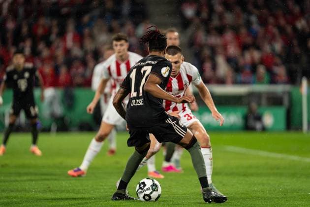 GER, DFB Pokal 2 Runde, 1 FC Köln vs FC Bayern München Muenchen 29 10 2025, RheinEnergieSTADION, Köln, GER, DFB Pokal 2 Runde, 1 FC Köln vs FC Bayern München Muenchen im Bild Zweikampf zwischen Michael Olise FC Bayern München Muenchen, 17 und Kristoffer Lund 1 FC Köln Koeln, 32 nordphotoxGmbHxx xChristianxSchulze nph000300