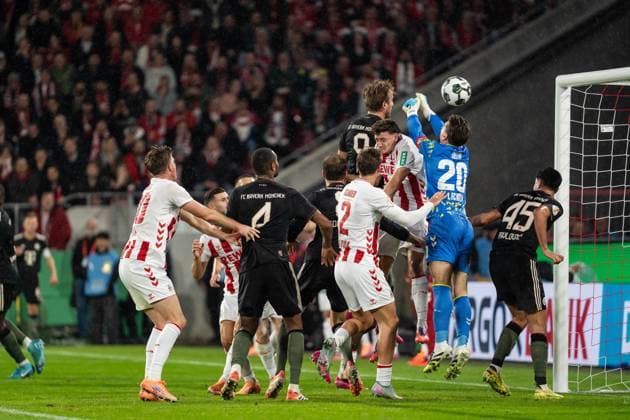 GER, DFB Pokal 2 Runde, 1 FC Köln vs FC Bayern München Muenchen 29 10 2025, RheinEnergieSTADION, Köln, GER, DFB Pokal 2 Runde, 1 FC Köln vs FC Bayern München Muenchen im Bild Kopfballduell Kopfball Tor zum 1 3 durch Harry Kane FC Bayern München Muenchen, 9 Ron Robert Zieler 1 FC Köln Koeln, 20 Aleksandar Pavlović Pavlovic FC Bayern München Muenchen, 45 Joà l Schmied 1 FC Köln Koeln, 2 Jonathan Tah FC Bayern München Muenchen, 4 nordphotoxGmbHxx xChristianxSchulze nph000300