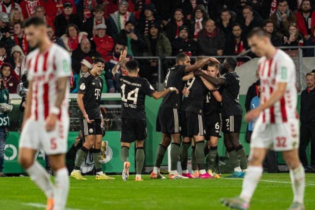 GER, DFB Pokal 2 Runde, 1 FC Köln vs FC Bayern München Muenchen 29 10 2025, RheinEnergieSTADION, Köln, GER, DFB Pokal 2 Runde, 1 FC Köln vs FC Bayern München Muenchen im Bild Torjubel Jubel über das Tor zum 1 3 durch Harry Kane FC Bayern München Muenchen, 9 Jonathan Tah FC Bayern München Muenchen, 4 Josip Staniöic Stanisic FC Bayern München Muenchen, 44 Dayot Upamecano FC Bayern München Muenchen, 2 Joshua Kimmich FC Bayern München Muenchen, 6 In the foreground Tom Krauß 1 FC Köln Koeln, 5 and Kristoffer Lund 1 FC Köln Koeln, 32 Gestures, facial expressions, emotions nordphotoxGmbHxx xChristianxSchulze nph000300