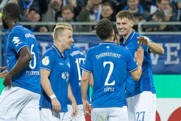 DFB Pokal SV Darmstadt 98 FC Schalke 04, 29 10 2025 Bartosz Bialek SV Darmstadt 98 27 scored the goal to make it 4 0 and celebrates with Sergio Lopez SV Darmstadt 98 2 Fabian Holland SV Darmstadt 98 32 Patric Pfeiffer SV Darmstadt 98 6 , SV Darmstadt 98 FC Schalke 04, Darmstadt, Merck Stadion am Böllenfalltor, 29 10 2025 Copyright: xBEAUTIFULxSPORTS Gawlikx
