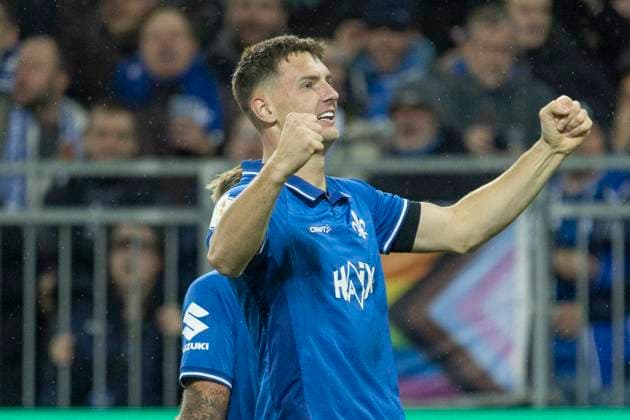 DFB Pokal SV Darmstadt 98 FC Schalke 04, 29 10 2025 Bartosz Bialek SV Darmstadt 98 27 scored the goal to make it 4-0 and raises his fists in front of the home fans, SV Darmstadt 98 FC Schalke 04, Darmstadt, Merck Stadion am Böllenfalltor, 29 10 2025 Copyright: xBEAUTIFULxSPORTS Gawlikx