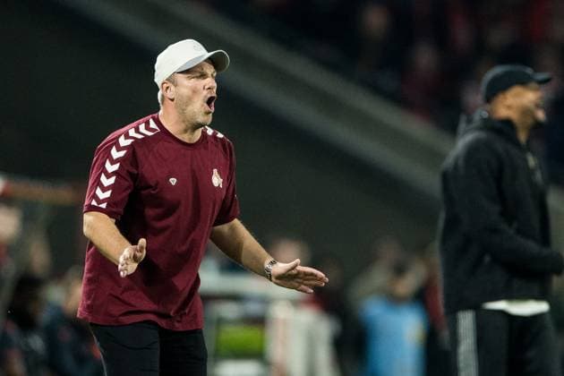 COLOGNE, GERMANY - OCTOBER 29: Lukas Kwasniok (Head Coach 1. FC Koeln) jelling during the DFB Pokal match between 1. FC Koeln vs. FC Bayern Muenchen at RheinEnergiestadion on matchday 2 of DFB Pokal on October 28, 2025 in Cologne, Germany. DFB REGULATIONS PROHIBIT ANY USE OF PHOTOGRAPHS AS IMAGE SEQUENCES AND OR QUASI-VIDEO. North Rhine Westphalia Germany Copyright: xBEAUTIFULxSPORTS Wunderlx