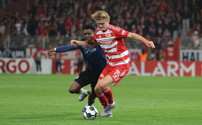 Benjamin Boakye, Tom Rothe on the ball duel Match scene Action Sport Soccer Football DFB Pokal 2 Round Men Season 2025 2026 29 10 2025 1 FC Union Berlin FCU vs DSC Arminia Bielefeld DFL regulations prohibit any use of photographs as image sequences and or quasi video