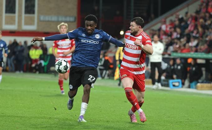 Benjamin Boakye, Oliver Burke duel match scene action sport soccer soccer DFB Pokal 2 round men season 2025 2026 29 10 2025 1 FC Union Berlin FCU vs DSC Arminia Bielefeld DFL regulations prohibit any use of photographs as image sequences and or quasi video