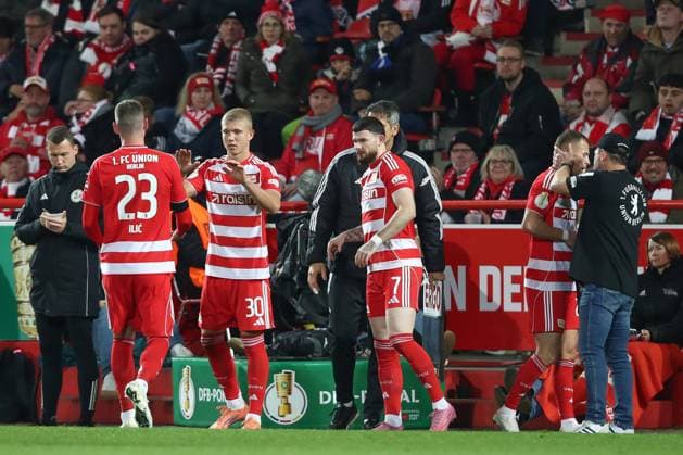 29 10 2025, xtgx, Soccer DFB Pokal 2 round Union Berlin Arminia Bielefeld emspor, v l substitution, Paul Jaeckel Union Berlin, 30 comes for Tim Skarke Union Berlin, 21 DFL DFB REGULATIONS PROHIBIT ANY USE OF PHOTOGRAPHS as IMAGE SEQUENCES and or QUASI VIDEO Berlin