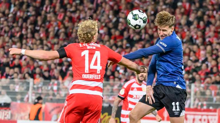 in the picture from l Leopold Querfeld 1 FC Union , Joel Grodowski Arminia Bielefeld, 11 , duel, action, fight, fights for the ball, GER, Berlin, 1 FC Union Berlin vs Arminia Bielefeld DFB Pokal , Bundesliga, football, DFB, season 2025 2026, Alte Foersterei, DFB DFL REGULATIONS PROHIBIT ANY USE OF PHOTOGRAPHS AS IMAGE SEQUENCES AND OR QUASI VIDEO, 29 10 25, Copyright: HMBxMedia UwexKoch