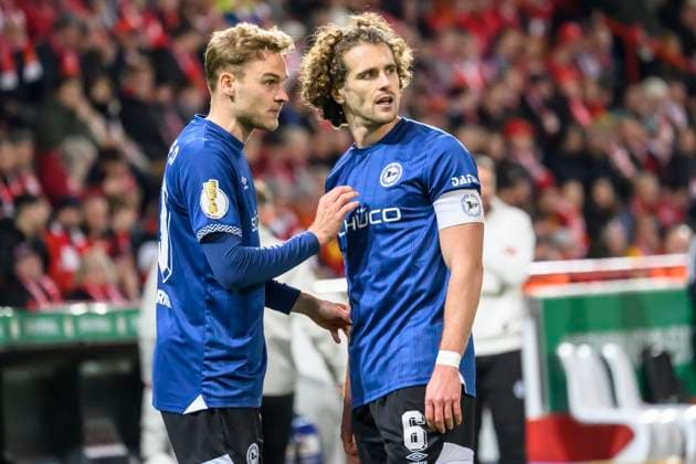 in the picture from l Tim Handwerker Arminia Bielefeld, 29 , Mael Corboz Arminia Bielefeld, 06 , before the free kick, GER, Berlin, 1 FC Union Berlin vs Arminia Bielefeld DFB Pokal , Bundesliga, Football, DFB, Spielzeit 2025 2026, Alte Foersterei, DFB DFL REGULATIONS PROHIBIT ANY USE OF PHOTOGRAPHS AS IMAGE SEQUENCES AND OR QUASI VIDEO, 29 10 25, Copyright: HMBxMedia UwexKoch