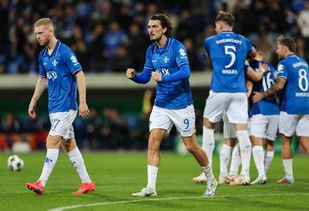 29 10 2025, xdcx, Fußball DFB Pokal 2 Runde, SV Darmstadt 98 FC Schalke 04, emonline, emspor, despor, v l , Fraser Hornby SV Darmstadt 98 jubilantly cheers Hiroki Akiyama SV Darmstadt 98 DFL DFB REGULATIONS PROHIBIT ANY USE OF PHOTOGRAPHS AS IMAGE SEQUENCES AND OR QUASI VIDEO Copyright: HMBxMedia Claus