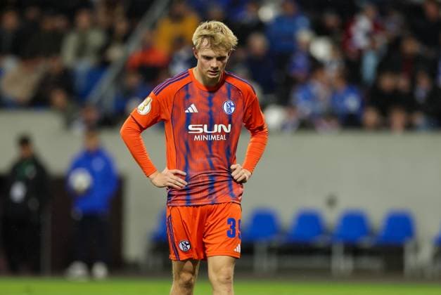 29 10 2025, xdcx, Fußball DFB Pokal 2 Runde, SV Darmstadt 98 FC Schalke 04, emonline, emspor, despor, v l , Peter Remmert FC Schalke 04 enttaeuscht, enttaeuscht Blickend, dissapointed, traurig, frustiert, frust, gefrustet DFL DFB REGULATIONS PROHIBIT ANY USE OF PHOTOGRAPHS AS IMAGE SEQUENCES AND OR QUASI VIDEO Copyright: HMBxMedia Claus