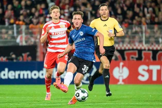in the picture from l Marius Woerl Arminia Bielefeld, 38 , GER, Berlin, 1 FC Union Berlin vs Arminia Bielefeld DFB Pokal , Bundesliga, Football, DFB, Spielzeit 2025 2026, Alte Foersterei, DFB DFL REGULATIONS PROHIBIT ANY USE OF PHOTOGRAPHS AS IMAGE SEQUENCES AND OR QUASI VIDEO, 29 10 25, Copyright: HMBxMedia UwexKoch