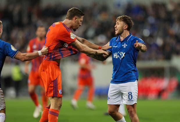 29 10 2025, xdcx, Fußball DFB Pokal 2 Runde, SV Darmstadt 98 FC Schalke 04, emonline, emspor, despor, v l , Janik Bachmann FC Schalke 04 , Luca Marseiler SV Darmstadt 98 DFL DFB REGULATIONS PROHIBIT ANY USE OF PHOTOGRAPHS AS IMAGE SEQUENCES AND OR QUASI VIDEO Copyright: HMBxMedia Claus