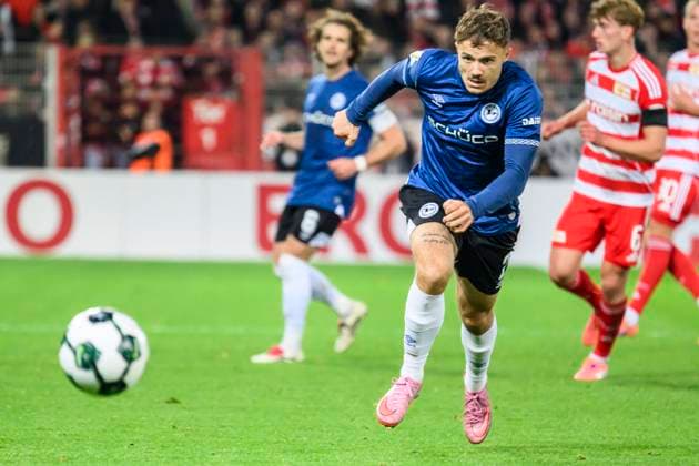 in the picture from l Felix Hagmann Arminia Bielefeld, 02 , GER, Berlin, 1 FC Union Berlin vs Arminia Bielefeld DFB Pokal , Bundesliga, Football, DFB, Spielzeit 2025 2026, Alte Foersterei, DFB DFL REGULATIONS PROHIBIT ANY USE OF PHOTOGRAPHS AS IMAGE SEQUENCES AND OR QUASI VIDEO, 29 10 25, Copyright: HMBxMedia UwexKoch