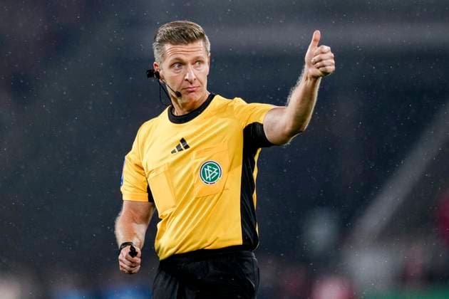 COLOGNE, GERMANY - OCTOBER 29: referee Tobias Weltz gestures during the DFB Cup match between 1. FC Koln and FC Bayern Munchen at RheinEnergieStadion on October 29, 2025 in Cologne, Germany. (Photo by Rene Nijhuis) SPO  Copyright: xRenexNijhuis