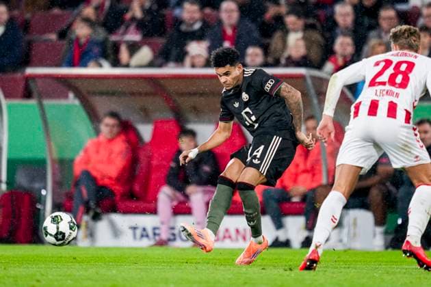 COLOGNE, GERMANY - OCTOBER 29: Luis Diaz of Bayern Munchen passes the ball during the DFB Cup match between 1. FC Koln and FC Bayern Munchen at RheinEnergieStadion on October 29, 2025 in Cologne, Germany. (Photo by Rene Nijhuis) SPO  Copyright: xRenexNijhuis