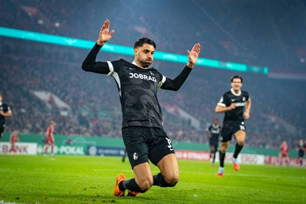 Germany Soccer DFB Cup 2025 26, 2nd round Fortuna Düsseldorf vs SC Freiburg Merkur Spiel Arena Düsseldorf Goal and goal celebration to 0 2 by Vincenzo Grifo SC Freiburg, 32 Joy, emotions, jubilation Düsseldorf North Rhine-Westphalia Germany Copyright: xCelinaxLeiersx