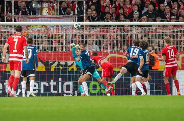 Soccer, Men, Season 2025 2026, DFB Pokal 2 Round , 1 FC Union Berlin DSC Arminia Bielefeld, Goalkeeper Jonas Kersken Bielefeld saves a header from Danilho Doekhi 1 FC Union Berlin , 29 10 2025, Copyright: xSebastianxRäppold MatthiasxKochx