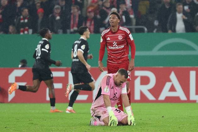 29 10 2025, xrekx, Fußball DFB Pokal 2 Runde, Fortuna Duesseldorf SC Freiburg v l Torjubel nach dem Tor zum celebrating the goal celebrate 1 3 durch Derry Scherhant SC Freiburg Florian Kastenmeier Fortuna Duesseldorf Sima Suso Fortuna Duesseldorf enttaeuscht, disappointed, looks disappointed, sad, frustrated, dejected, disappointed, sad, frustrated DFL DFB REGULATIONS PROHIBIT ANY USE OF PHOTOGRAPHS as IMAGE SEQUENCES and or QUASI VIDEO Duesseldorf