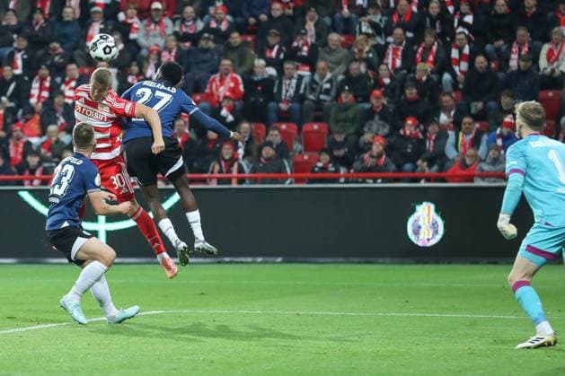 29 10 2025, xtgx, Fußball DFB Pokal 2 Runde Union Berlin Arminia Bielefeld emspor, v l Frederik Roennow Rönnow, Union Berlin, 1 Parade, haelt den Ball, faengt den Ball, pariert von Paul Jaeckel Union Berlin, 30 DFL DFB REGULATIONS PROHIBIT ANY USE OF PHOTOGRAPHS as IMAGE SEQUENCES and or QUASI VIDEO Berlin