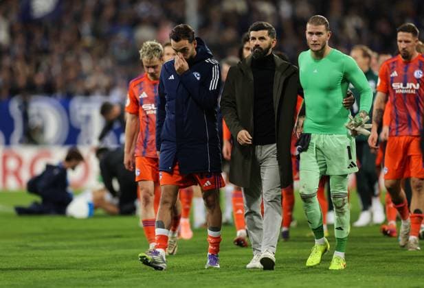 29 10 2025, xdcx, Fußball DFB Pokal 2 Runde, SV Darmstadt 98 FC Schalke 04, emonline, emspor, despor, v l , Kenan Karaman FC Schalke 04 , Trainer Miron Muslic FC Schalke 04 , Loris Karius FC Schalke 04 disappointed, disappointed looking, dissapointed, sad, frustrated, frustrated, frustrated DFL DFB REGULATIONS PROHIBIT ANY USE OF PHOTOGRAPHS AS IMAGE SEQUENCES AND OR QUASI VIDEO Copyright: HMBxMedia Claus
