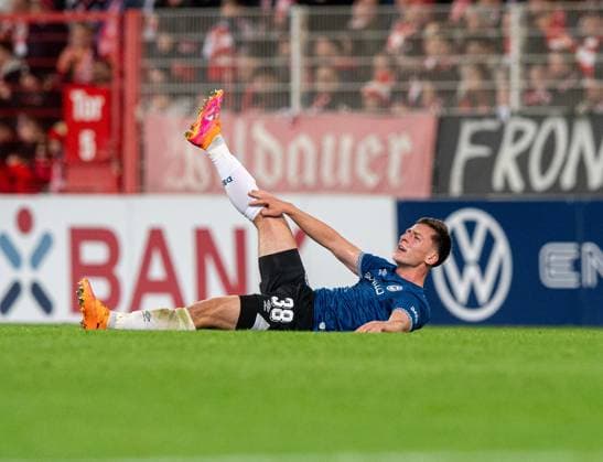 Soccer, Men, Season 2025 2026, DFB Pokal 2 Round , 1 FC Union Berlin DSC Arminia Bielefeld, Marius Wörl Bielefeld with cramps on the ground, 29 10 2025, Copyright: xSebastianxRäppold MatthiasxKochx