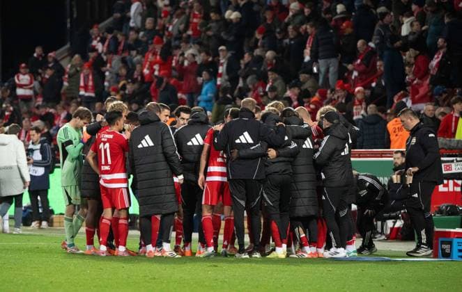 Soccer, Men, Season 2025 2026, DFB Pokal 2 Round , 1 FC Union Berlin Arminia Bielefeld, Union discusses during the break before the start of extra time, 29 10 2025, Copyright: xMatthiasxKochx