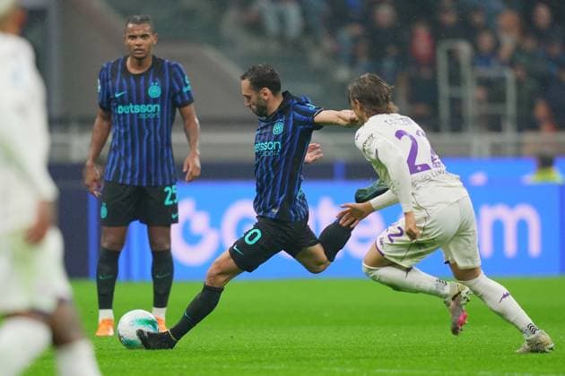 Inter Milan s Hakan Calhanoglu scores goal 1-0 during the Serie A soccer match between Inter and Fiorentina at the San Siro Stadium in Milan , north Italy - Wednesday , October 29 , 2025. - Soccer .  Copyright: xSpada LaPressex