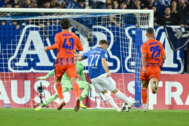 29 10 2025, Football, DFB Cup, 2nd round, Season 2025 2026, FC Schalke 04 SV Darmstadt 98, Bartosz BiaÅek SV Darmstadt scores the goal to make it 4 0, xRHR PHOTO YYx Copyright: KROEGER RHR-FOTOx RHR-FOTO YY