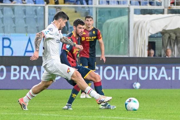 GenoaÕs Aaron Martin fights for the ball during the Serie A soccer match between Genoa and Cremonese at the Luigi Ferraris Stadium in Genoa, Italy - Wednesday 29, October 19, 2025. - Soccer .  Copyright: xTanoxPecoraro LaPressex