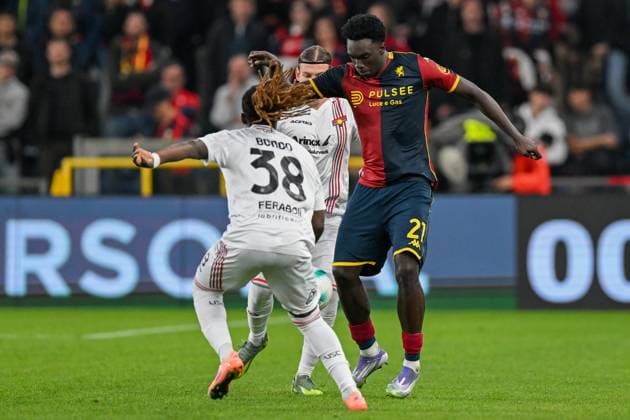 GenoaÕs Jeff Ekhator fights for the ball with Cremonese s Warren Bondo during the Serie A soccer match between Genoa and Cremonese at the Luigi Ferraris Stadium in Genoa, Italy - Wednesday 29, October 19, 2025. - Soccer .  Copyright: xTanoxPecoraro LaPressex