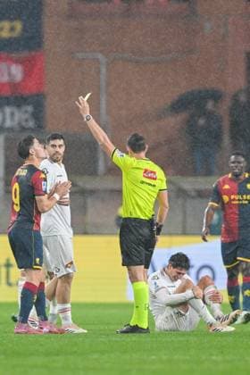 the referee gives a yellow card to GenoaÕs Vitinha during the Serie A soccer match between Genoa and Cremonese at the Luigi Ferraris Stadium in Genoa, Italy - Wednesday 29, October 19, 2025. - Soccer .  Copyright: xTanoxPecoraro LaPressex