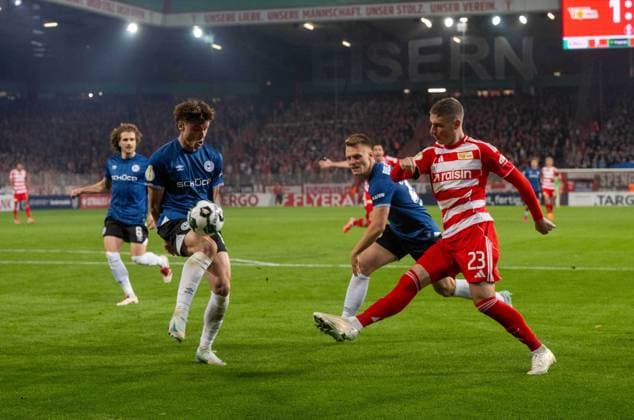 Soccer, Men, Season 2025 2026, DFB Pokal 2 Round , 1 FC Union Berlin Arminia Bielefeld, f l Maximilian Großer Arminia Bielefeld , Leon Schneider Arminia Bielefeld , Andrej Ilic 1 FC Union Berlin , 29 10 2025, Copyright: xMatthiasxKochx