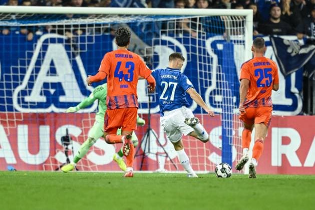 29 10 2025, Football, DFB Cup, 2nd round, Season 2025 2026, FC Schalke 04 SV Darmstadt 98, Bartosz BiaÅek SV Darmstadt scores the goal to make it 4 0, xRHR PHOTO YYx Copyright: KROEGER RHR-FOTOx RHR-FOTO YY