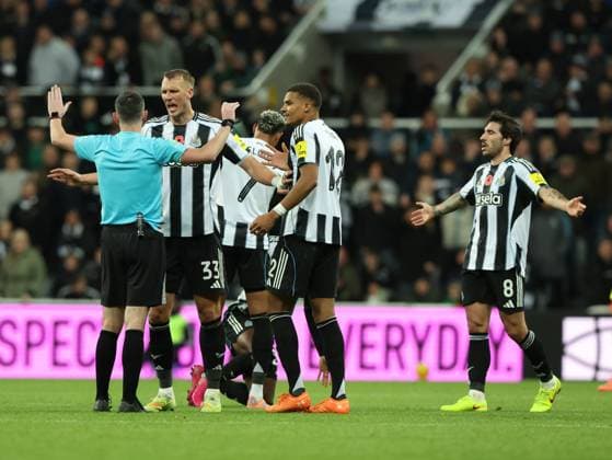 Newcastle Upon Tyne, England, 29th October 2025. Players of Newcastle United react with referee Chris Kavanagh during the Newcastle United vs Tottenham Hotspur Carabao Cup match at St. James Park, Newcastle Upon Tyne. Picture credit should read: Nigel Roddis Sportimage EDITORIAL USE ONLY. No use with unauthorised audio, video, data, fixture lists, club league logos or live services. Online in-match use limited to 120 images, no video emulation. No use in betting, games or single club league player publications. SPI_041_NR_NEWC_TOTE SPI-4248-0041