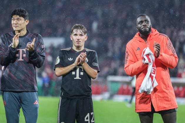 Soccer DFB Pokal 2 Round 1 FC Köln FC Bayern München on 29 10 2025 at RheinEnergieStadion in Cologne Min jae Kim Munich , left Lennart Karl Munich , center Dayot Upamecano Munich , right celebrate the victory after the match DFB regulations prohibit any use of photographs as image sequences and or quasi video xJRx