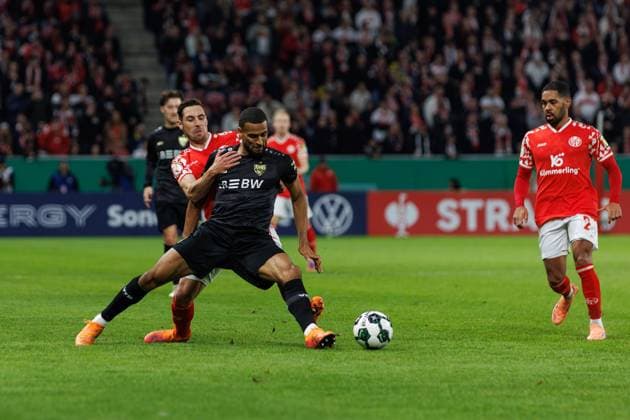 Dominik Kohr FSV Mainz 05 in duel with Josha Vagnoman VFB Stuttgart , FSV Mainz 05 vs VFB Stuttgart, Football, DFB Pokal, 2nd round, Season 2025 2026, 29 10 2025 DFB regulations prohibit any use of photographs as image sequences and or quasi video FSV Mainz 05 vs VFB Stuttgart, Football, DFB Pokal, 2nd round, Season 2025 2026, 29 10 2025 Copyright: xEibner-Pressefoto AlexanderxNeisx EP_ANS