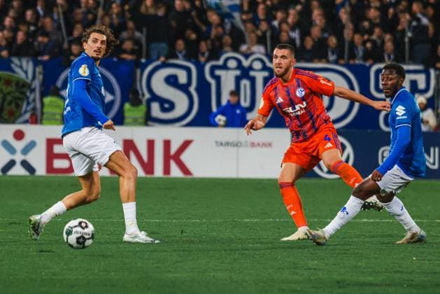 29.10.2025, xhettx, Fussball DFB Pokal 2.Runde, SV Darmstadt 98 - FC Schalke 04 v.l. schöner Pass von Hasan Kurucay (FC Schalke 04, 4) (DFL DFB REGULATIONS PROHIBIT ANY USE OF PHOTOGRAPHS as IMAGE SEQUENCES and or QUASI-VIDEO) Darmstadt
