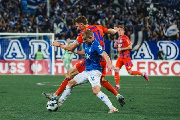 29.10.2025, xhettx, Fussball DFB Pokal 2.Runde, SV Darmstadt 98 - FC Schalke 04 v.l. Janik Bachmann (FC Schalke 04, 14) im Zweikampf mit Fabian Holland (SV Darmstadt 98, 32) (DFL DFB REGULATIONS PROHIBIT ANY USE OF PHOTOGRAPHS as IMAGE SEQUENCES and or QUASI-VIDEO) Darmstadt