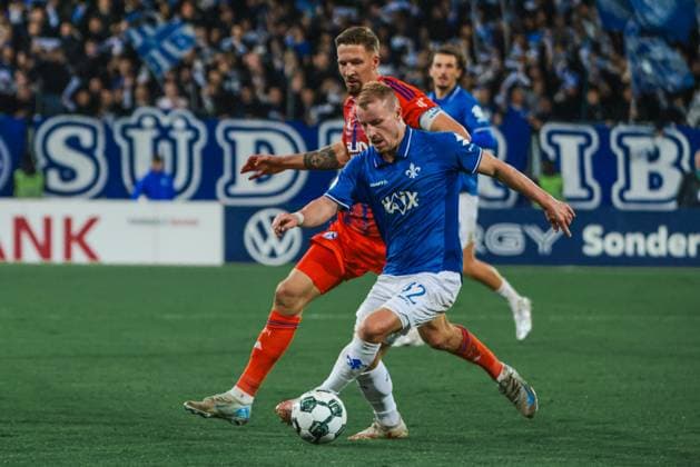 29.10.2025, xhettx, Fussball DFB Pokal 2.Runde, SV Darmstadt 98 - FC Schalke 04 v.l. Janik Bachmann (FC Schalke 04, 14) im Zweikampf mit Fabian Holland (SV Darmstadt 98, 32) (DFL DFB REGULATIONS PROHIBIT ANY USE OF PHOTOGRAPHS as IMAGE SEQUENCES and or QUASI-VIDEO) Darmstadt