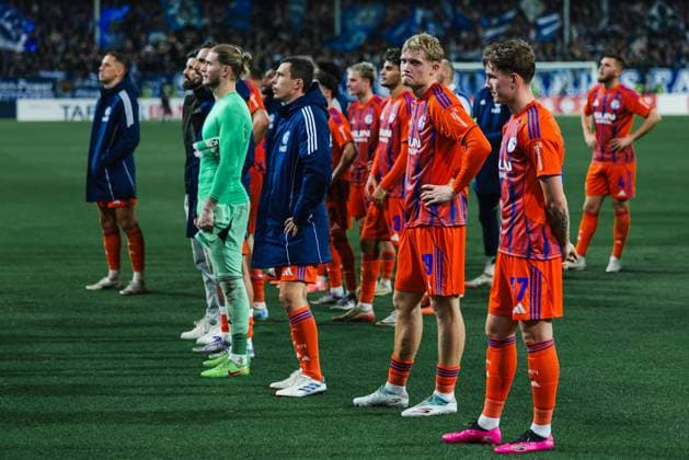 29.10.2025, xhettx, Fussball DFB Pokal 2.Runde, SV Darmstadt 98 - FC Schalke 04 v.l. Die Schalke Spieler vor den Fans nach der Niederlage (DFL DFB REGULATIONS PROHIBIT ANY USE OF PHOTOGRAPHS as IMAGE SEQUENCES and or QUASI-VIDEO) Darmstadt