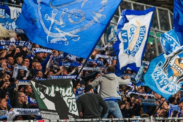 29.10.2025, xhettx, Fussball DFB Pokal 2.Runde, SV Darmstadt 98 - FC Schalke 04 v.l. Die Fans feiern trotz der Niederlage (DFL DFB REGULATIONS PROHIBIT ANY USE OF PHOTOGRAPHS as IMAGE SEQUENCES and or QUASI-VIDEO) Darmstadt